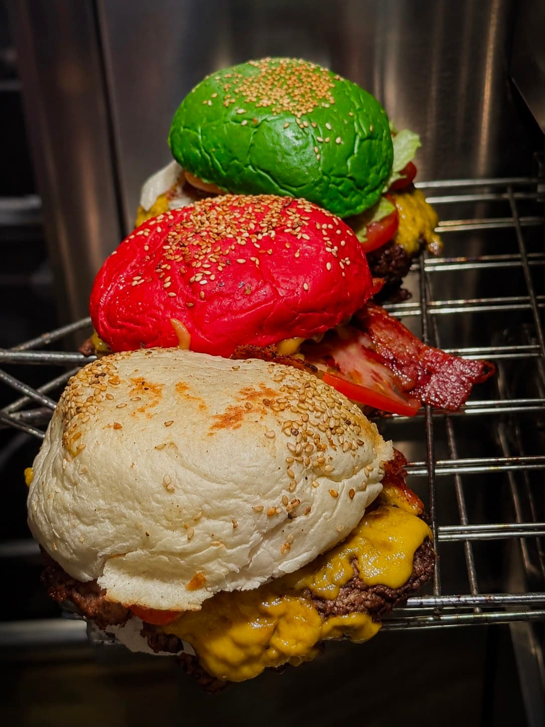 Hamburguesas PapasRasi con panes de colores a la parrilla